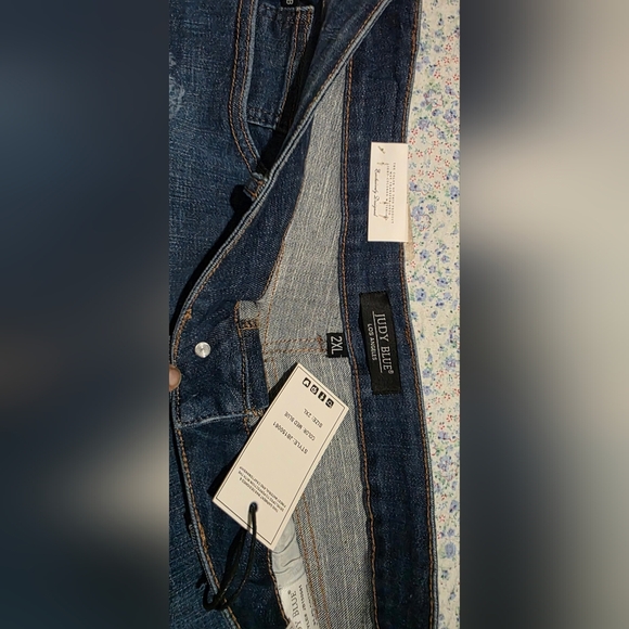 NWT - Judy Blue Size Stars Patch Distressed Shorts - Picture 5 of 7